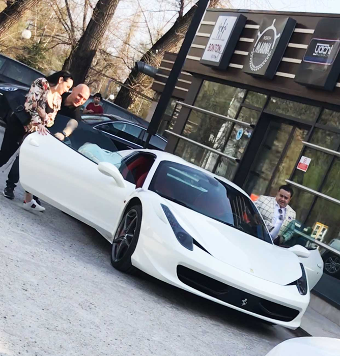 Adi Minune a ieșit cu ”amanta” Oana la un restaurant de lux, cu Ferrari-ul de 200.000 de euro