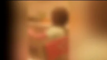 Femeie din Neamț, filmată când își bate fetița de 5 ani cu mătura: ”Mama, te rog!” / ”Te-am zăpăcit!”