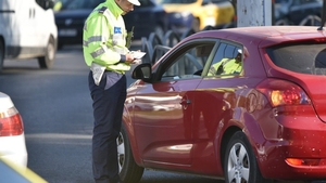 Ce i-a răspuns o șoferiță unui polițist când a fost întrebată de ce nu poartă centura de siguranță: ”Pentru că mi-am pus silicoane. Nu se vede?”