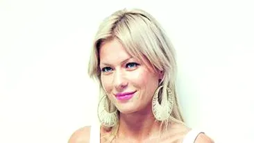 Sensual cauta un barbat bine care s-o plimbe cu masina! Fii soferul Simonei!