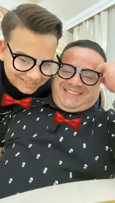 Lux și opulență în vila lui Adrian Minune din Ștefăneștii de Jos! Ce tablou emoționant are manelistul în livingul casei