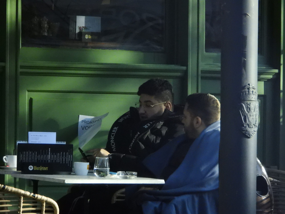 Gabi Oprea Jr și amicul lui, la terasă