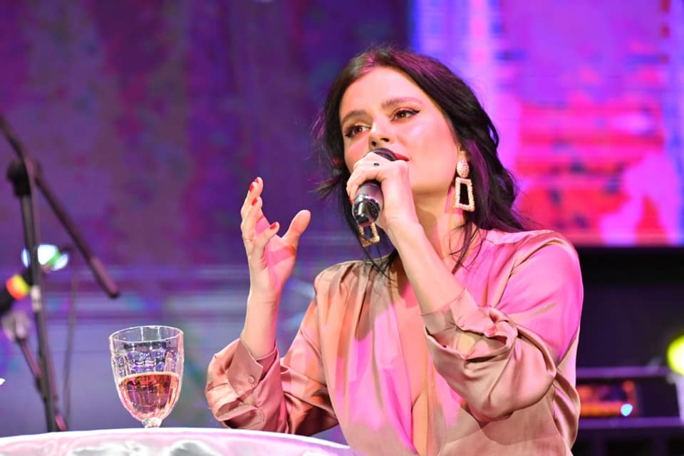 O mai țineți minte pe Ana Maria Georgescu, artista care a lansat melodia “Ochii tăi”? Din ce își câștigă banii în prezent