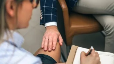 O tânără din Iași, păcălită că trece examenele în schimbul unor sume de bani și a unor favoruri sexuale