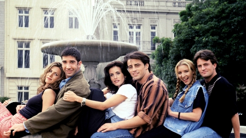 La un an de la moartea lui Matthew Perry, o colegă din "Friends" încearcă să ia legătura cu el...