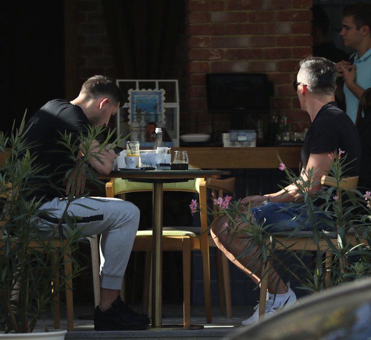 Primii care au sosit la cafenea au fost Mihai Costea "Nilă" (stânga) şi Iulian Dîrnea, "Loverboy-ul cu Ferrari" (dreapta)