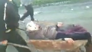 Video de la tara! Ea e betiva satului! Batrana asta este carata cu roaba acasa dupa ce s-a facut praf si doarme in sant!