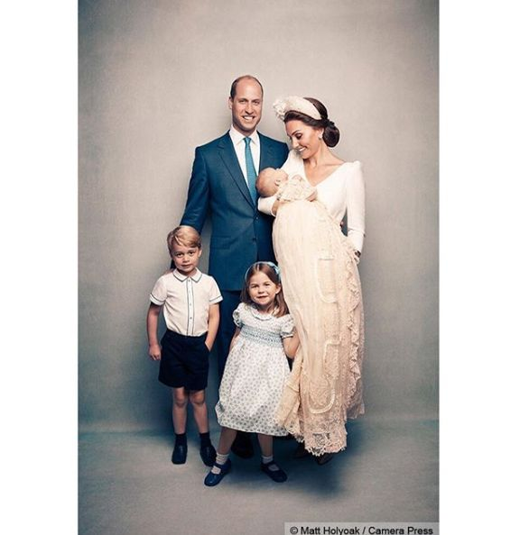 Primele imagini oficiale de la botezul Prințului Louis de Cambridge!