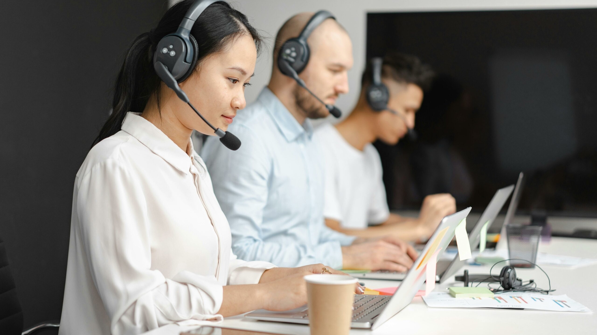 Ce salariu are un operator call center în 2026. Venitul lunar crește în funcție de limbile străine vorbite