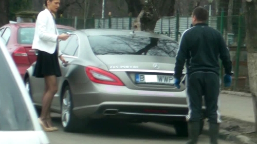Camelia Potec face ravagii nu numai in bazinul de inot, ci si pe strada! A vrajit un muncitor cu picioarele ei interminabile!