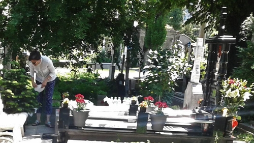 IMAGINI EXCLUSIVE Interlopul ar fi împlinit 58 de ani. Scene cutremurătoare la mormântul lui Fane Spoitoru: văduva a plâns pe cruce şi…