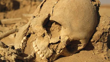 IMAGINILE GROAZEI! Are cel mai ciudat fetis din lume si nu se fereste să o arate! Ce tine in mână aceasta tânără ciudată