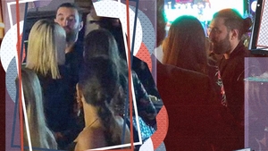 Blonda & bruneta l-au ”înghesuit” la bar pe Smiley o seară întreagă!