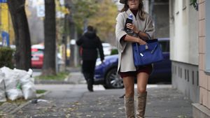 Avem imaginile toamnei! Graţioasa şi multimilionara nepoată a lui Gigi Becali, apariţie răvăşitoare în Dorobanţi. Sofisticata Alina şi-a completat impresionanta colecţie de genţi cu un Hermes Kelly blue electric de 10.000 €