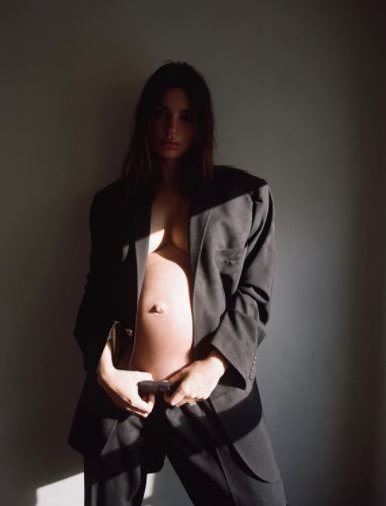 Emily Ratajkowski a născut și l-a prezentat lumii întregi pe bebeluș: “Sylvester Apollo Bear a venit în cea mai plină de iubire dimineața din viața mea”
