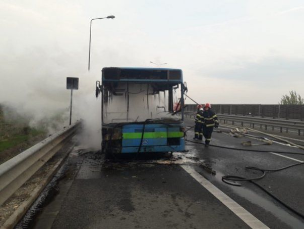 Un autobuz a luat foc pe autostrada Arad-Timișoara!