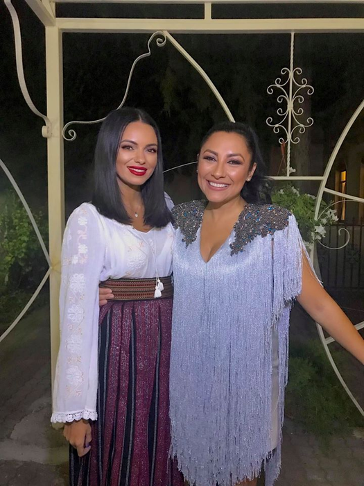 Cosmina Adam este noua asistentă de la Acces Direct! Cu ce s-a ocupat înainte să o înlocuiască pe Emily Burghelea care și-a dat demisia la TV