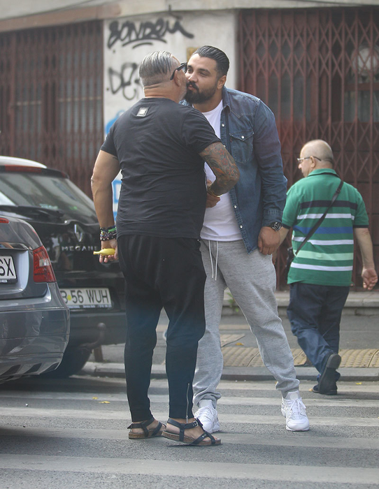 Serghei Mizil se salută cu un amic
