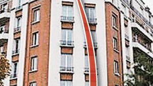 A cazut de la etajul sapte in bratele unui trecator