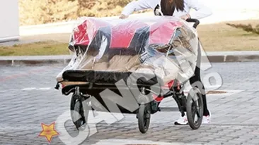 Nicoleta Luciu profita de orice clipa libera pentru a-si tonifia trupul! Face gimnastica in timp ce plimba tripletii in parc