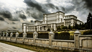 O curiozitate cat Casa Poporului! Cati pasi trebuie sa faci ca sa inconjori Palatul Parlamentului?