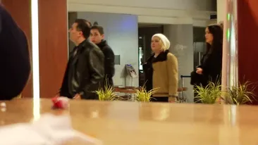 Clejanii au un stil inedit de a se comporta in societate! Barbatii merg in fata, iar fetele ii urmeaza spasite!