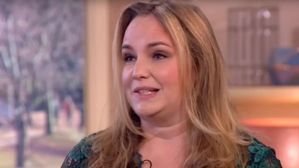 O scriitoare a întâlnit un om al străzii, iar după ce au vorbit, s-a întâmplat ceva incredibil! Povestea a uimit întreaga lume