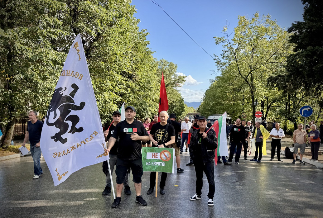 Oamenii protestează împotriva vizitei președintelui Comisiei Europene, Ursula von der Leyen, în fața VMZ, cea mai mare fabrică de arme din Bulgaria din Sopot, Bulgaria. Foto: Profimedia
