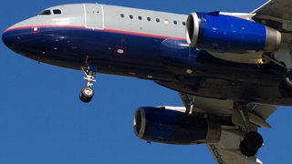 Avion escortat de mai multe aeronave de vanatoare, in urma unei alarme cu bomba!