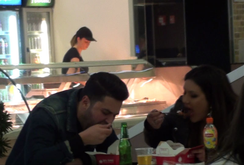 Bianca şi logodnicul ei înfulecă la mall