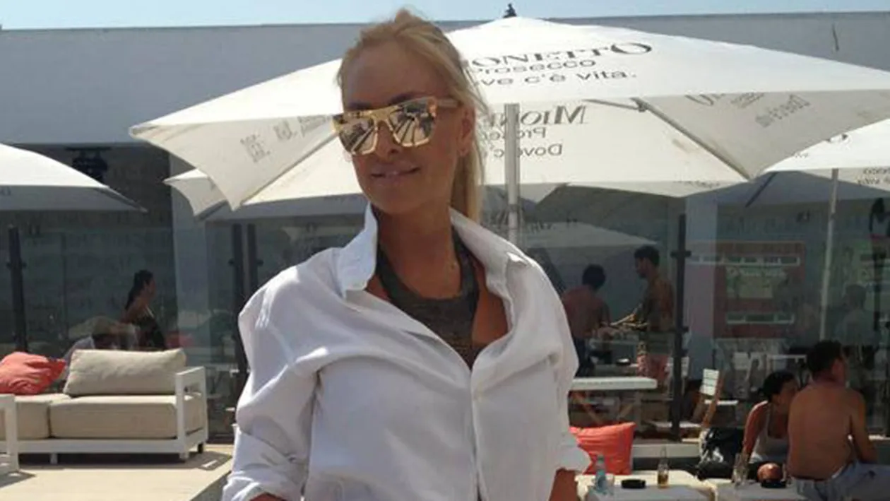 Vica Blochina danseaza pe mese la Mamaia! Ajutata de o prietena, fosta amanta a lui Piturca s-a destrabalat ziua-n amiaza mare