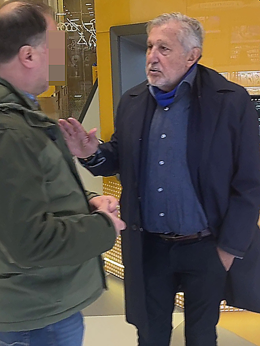 Ilie Năstase discută cu un prieten (SURSA FOTO: CANCAN.RO)