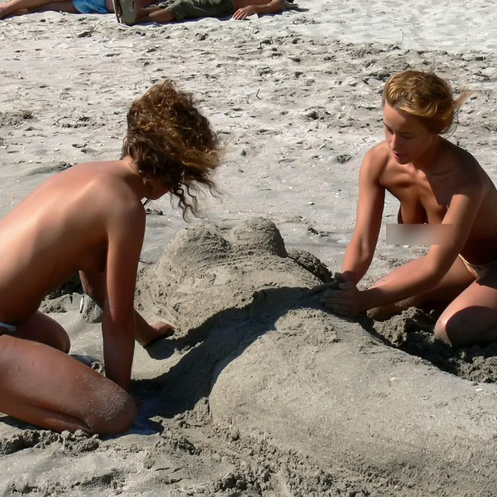 Desfrâu la mare! Aceste fete s-au îmbătat pe plajă și s-au dezbrăcat sub privirile tuturor