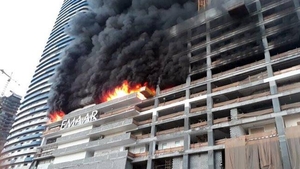 Incendiu de proporţii în apropiere de cea mai înaltă clădire din lume! Iată imaginile filmate la Burj Khalifa