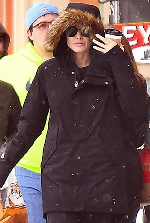 ANGELINA JOLIE a şi uitat de BRAD PITT! În plin divorţ de actor s-a distrat pe cinste alături de…