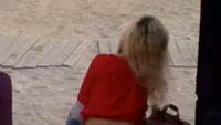 IMAGINI INTERZISE MINORILOR! Ruşine mai mare nu există! Gestul halucinant făcut de această blondă pe o plajă din Mamaia! Şi-a dat pantalonii jos şi...