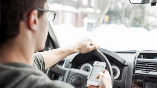 Şoferii care fac live la volan vor rămâne fără permis şi vor primi amenzi usturătoare!