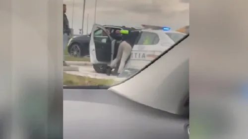 Polițist, umilit de un șofer recalcitrant! Bărbatul a intrat cu forța în mașina oamenilor legii