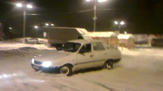 Credeai ca doar smecherii cu bolizii de zeci de mii de euro fac cerculete si "drift"! Uite-l pe amarasteanu asta cu Dacia 1310 cum "se da" pe zapada!