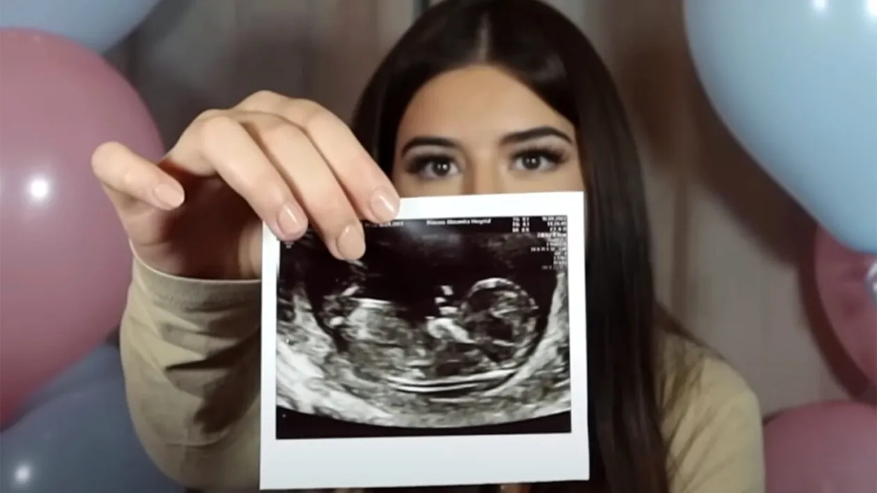 Surpriză în showbiz! Tânăra cântăreață a rămas gravidă la doar 19 ani. A ținut totul secret până acum