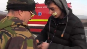 VIDEO | Un bărbat a salvat trei oameni implicaţi într-un accident rutier! La final, a cerut bani: „Dă-mi 10 lei!“