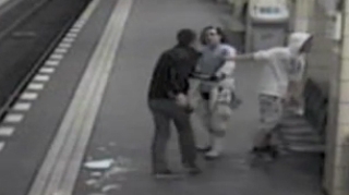 VIDEO Violente la metroul din Berlin! L-a trantit la pamant si l-a calcat in picioare