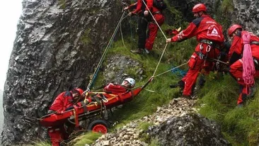 31 de elevi şi 6 profesori, rătăciţi pe Rarău! Salvamontistii si jandarmii montani au plecat sa ii salveze