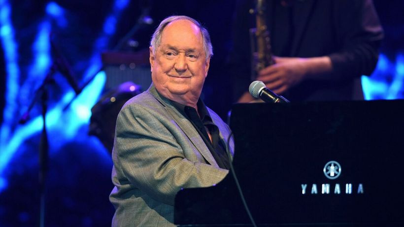 Doliu în lumea muzicii. A murit legendarul cântăreț și compozitor Neil Sedaka