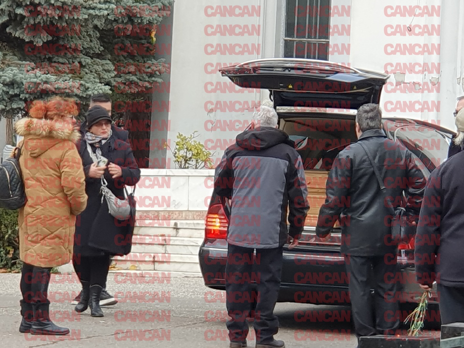 Rinda Hartner, sora Ronei Hartner, prezentă la depunerea trupului neînsuflețit la Capelă / sursă foto: CANCAN.RO