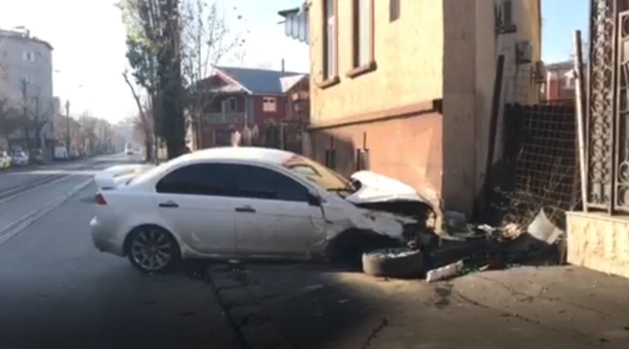 Avem imagini cu accidentul terifiant din Capitală, în noaptea de Revelion! Martorii au rămas şocaţi! Ce s-a întâmplat cu şoferul…