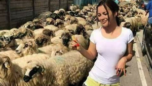 Pozele cu Carmen de la Sălciua, de pe vremea când nu era celebră, ci doar o simplă fată de la ţară