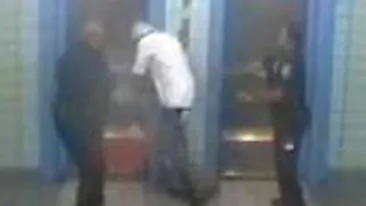 VIDEO Un veteran de razboi batut mar de un politist!