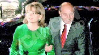 Traian Basescu si sotia sa au petrecut Anul Nou la Predeal, cu fruntasii partidului! Au ajuns primii la Revelion
