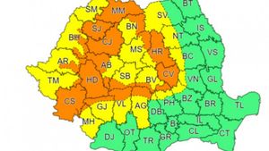 Avertizare ANM. Cod portocaliu de averse torențiale și descărcări electrice